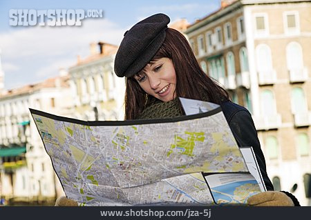 
                Tourismus, Orientierung, Suchen, Venedig, Stadtplan, Touristin                   