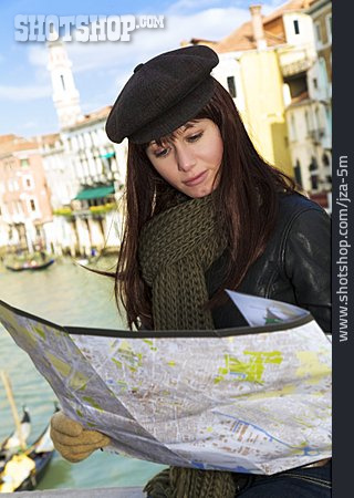 
                Reise & Urlaub, Tourismus, Venedig, Stadtplan, Touristin                   