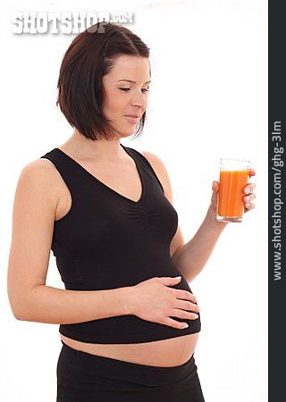 
                Frau, Gesunde Ernährung, Karottensaft, Schwangerschaft                   