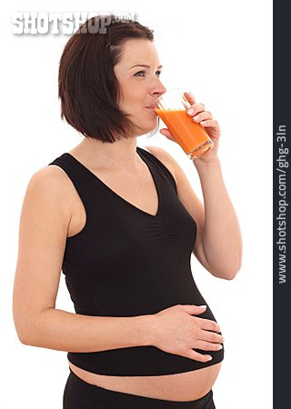
                Frau, Gesunde Ernährung, Karottensaft, Schwangerschaft                   