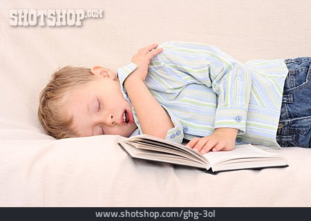 
                Junge, Buch, Einschlafen, übermüdet                   