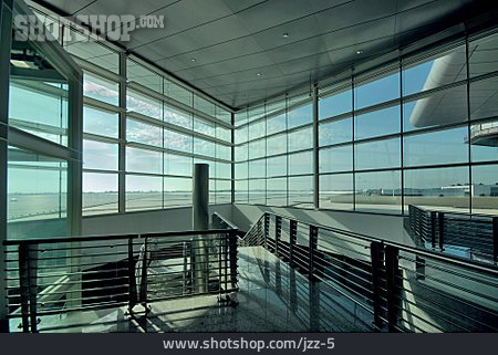 
                Moderne Baukunst, Stahlkonstruktion, Glasfassade, Flughafenhalle                   
