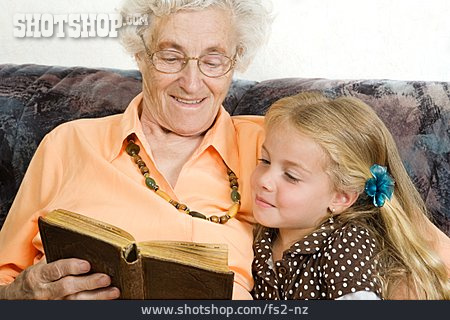 
                Großmutter, Enkel, Vorlesen, Märchenbuch                   