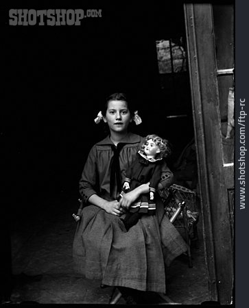 
                Mädchen, Puppe, Historisches Foto                   
