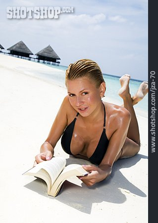 
                Junge Frau, Frau, Lesen, Strandurlaub                   