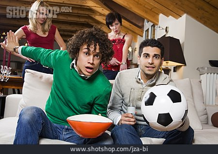 
                Fernsehen, Fußballspiel, Fernsehabend, Mitfiebern                   