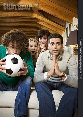 
                Fußballspiel, Beten, Mitfiebern                   