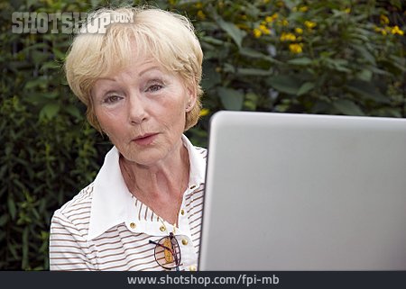
                Seniorin, Laptop                   