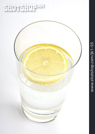 
                Mineralwasser, Wasserglas, Zitronenscheibe                   