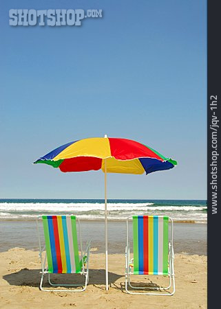 
                Reise & Urlaub, Strand, Sonnenschirm, Liegestuhl                   