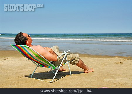
                Mann, Reise & Urlaub, Erholung, Liegestuhl, Sonnenbaden                   