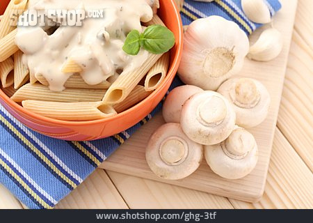 
                Pasta, Nudeln, Pilzsoße, Pastagericht, Penne Rigate                   