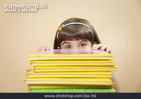 
                Mädchen, Verstecken, Bücherstapel                   