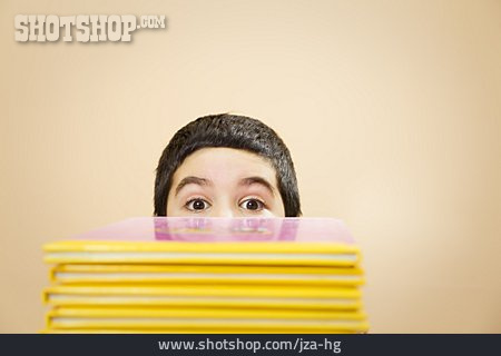 
                Junge, Verstecken, Bücherstapel                   