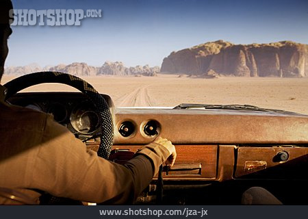 
                Autofahrer, Jordanien, Wadi Rum                   