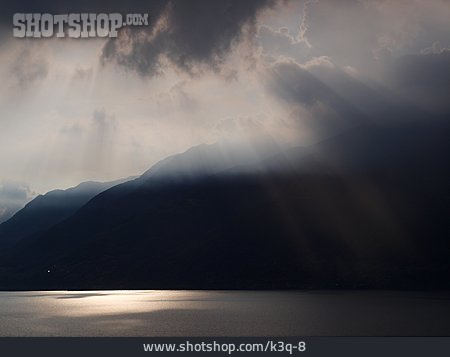 
                Gewitterwolke, Sonnenstrahlen, Schweiz, Lago Maggiore                   