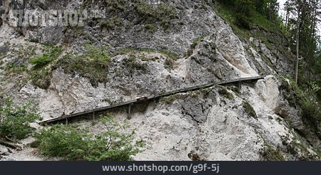
                Gefahr & Risiko, Holzsteg, Wanderweg, Berchtesgadener Alpen                   