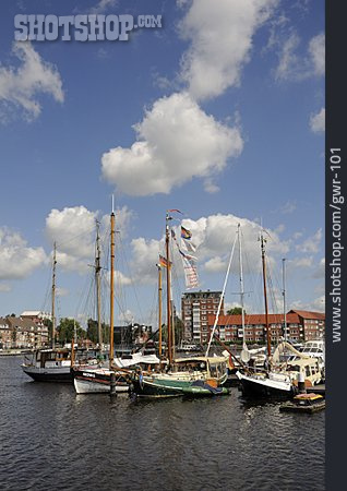 
                Hafen, Emden                   