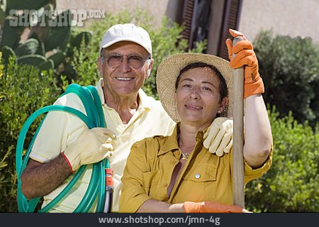 
                Aktiver Senior, Gartenarbeit, Ehepaar                   
