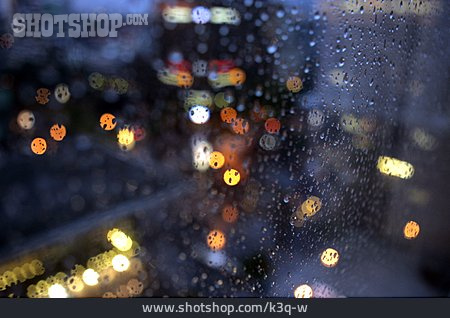 
                Nacht, Licht, Regentropfen, Fensterscheibe                   