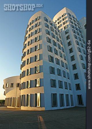 
                Medienhafen, Düsseldorf, Gehryhaus                   
