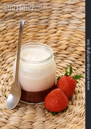 
                Fruchtjoghurt, Erdbeerjoghurt                   