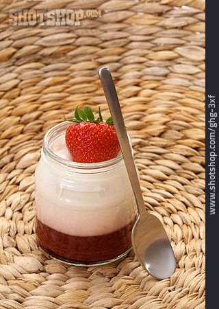 
                Fruchtjoghurt, Erdbeerjoghurt                   
