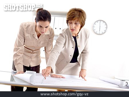 
                Geschäftsfrau, Büro & Office, Teamarbeit                   