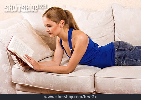
                Junge Frau, Frau, Lesen                   