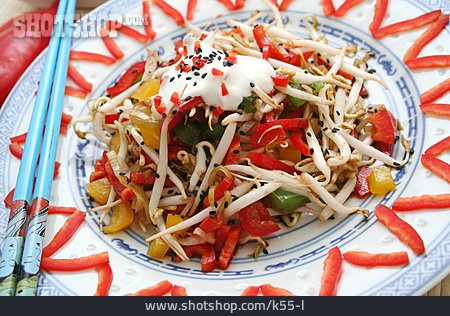 
                Asiatische Küche, Wokgemüse, Sojasprossensalat                   