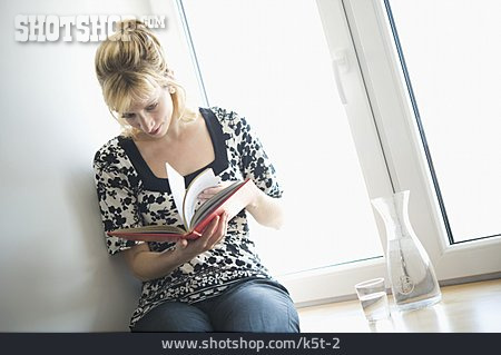 
                Junge Frau, Frau, Buch, Lesen                   