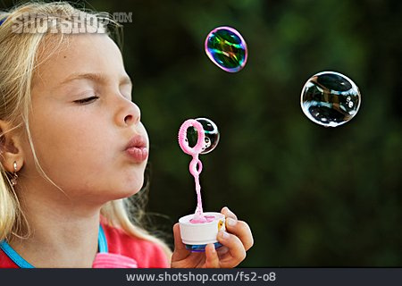 
                Kind, Mädchen, Kinderspielzeug, Seifenblase                   