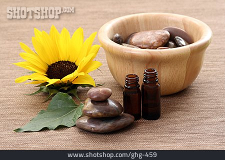
                Wellness & Relax, Sonnenblume, Holzschale, Massageöl                   
