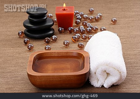 
                Wellness & Relax, Handtuch, Holzschale, Massageöl                   