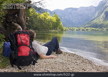 
                Ausruhen, Pause & Auszeit, Gebirgssee, Wanderer                   