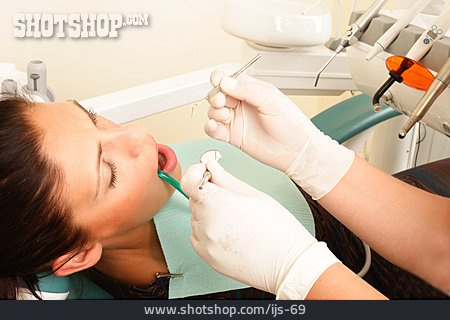
                Zahnbehandlung, Zahnarzt, Patientin                   