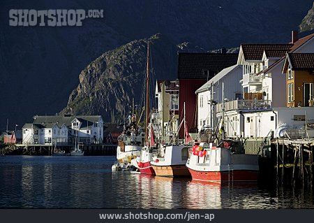 
                Norwegen, Fischerdorf, Fischkutter, Hennigsvaer                   