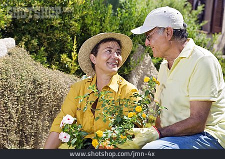 
                Gartenarbeit, Ehepaar, Sich Ansehen                   