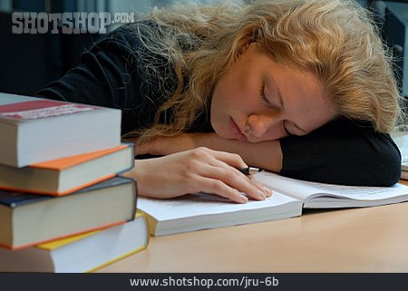 
                Schlafen, Studentin, Prüfungsvorbereitung                   