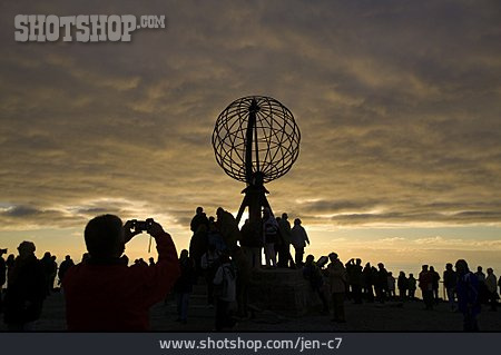 
                Menschengruppe, Sonnenuntergang, Silhouette, Nordkap                   