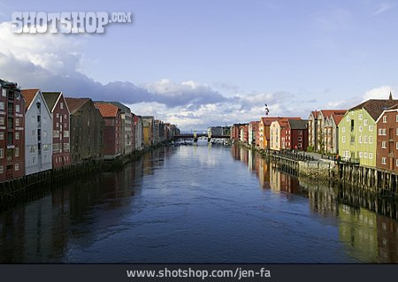 
                Fluss, Holzhaus, Norwegen, Trondheim                   