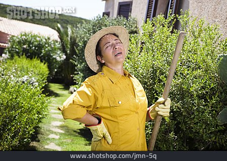 
                Gartenarbeit, Rückenschmerzen, Gärtnerin                   