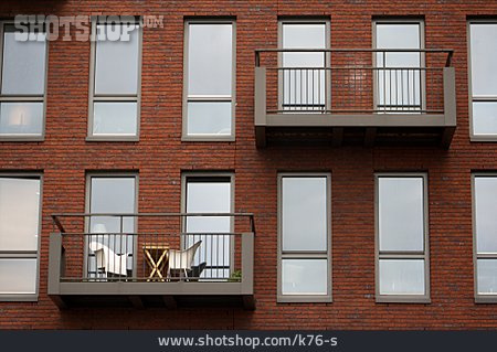 
                Wohnhaus, Balkon, Backsteinfassade                   