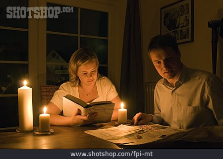 
                Häusliches Leben, Lesen, Kerzenlicht                   