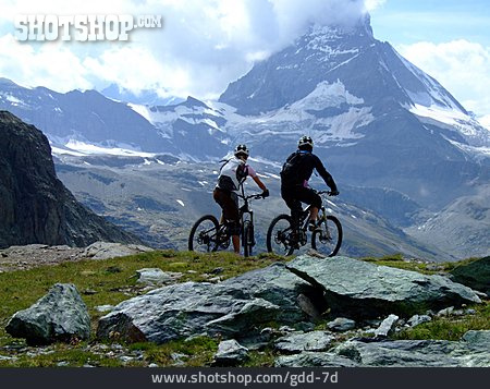 
                Paar, Mountainbike, Gebirgslandschaft                   