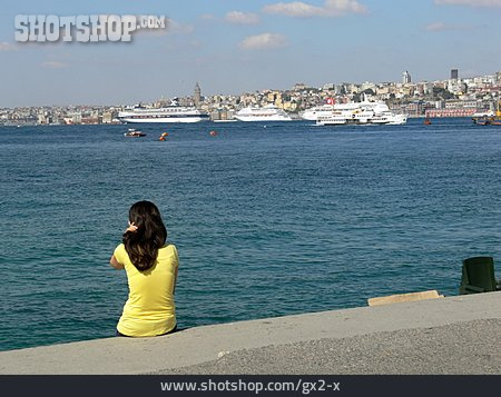 
                Junge Frau, Frau, Stadtansicht, Hafen, Istanbul                   