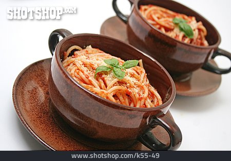 
                Spaghetti, Tomatensauce                   
