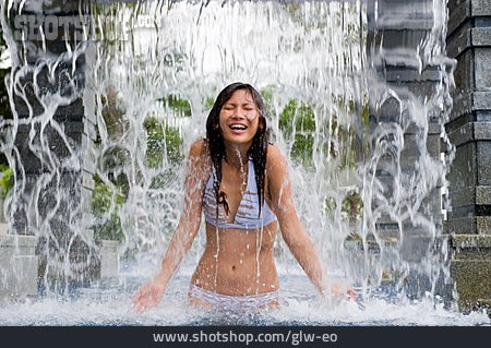 
                Spaß & Vergnügen, Wasserfall, Baden, Asiatin                   