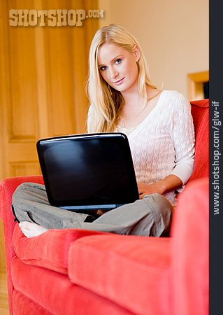 
                Junge Frau, Laptop, Internet, Wohnzimmer                   