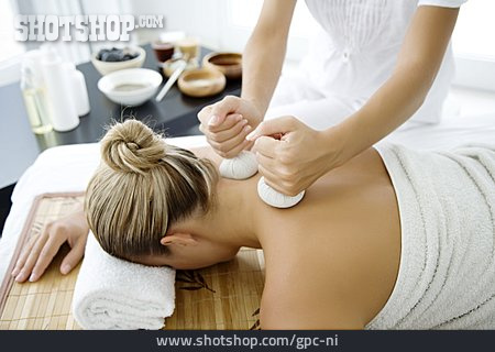 
                Massieren, Massage, Nackenmassage                   
